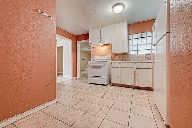 Building Photo - 6163 Beldart St