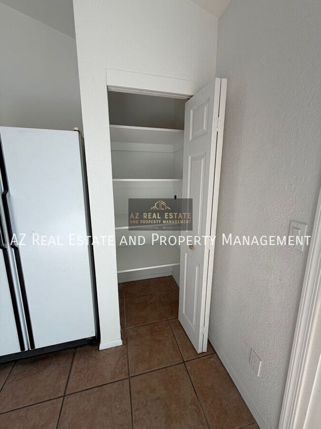 Building Photo - 5960 W Oregon Ave