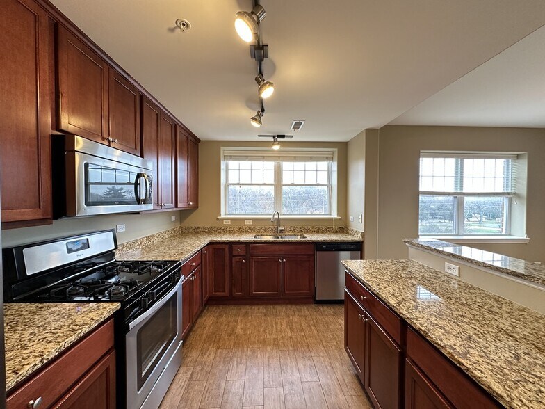 Building Photo - 2 Itasca Place