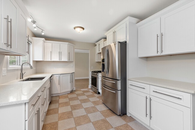 Building Photo - 320 Thistle Dr