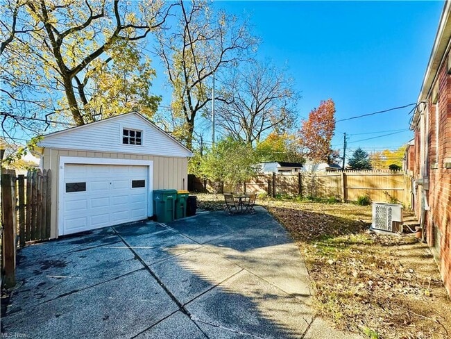 Building Photo - Three bedroom one bathroom home for rent