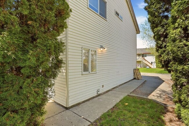 Building Photo - 820 N Siony