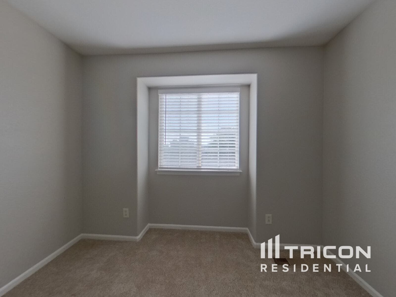 Building Photo - 9995 Strathfield Ln