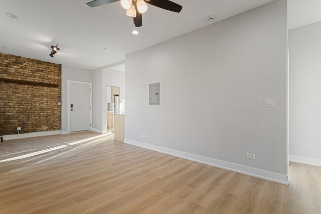 Building Photo - 7421 N Clark St