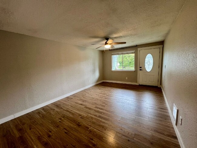 Building Photo - Pet Friendly 3BD Rambler