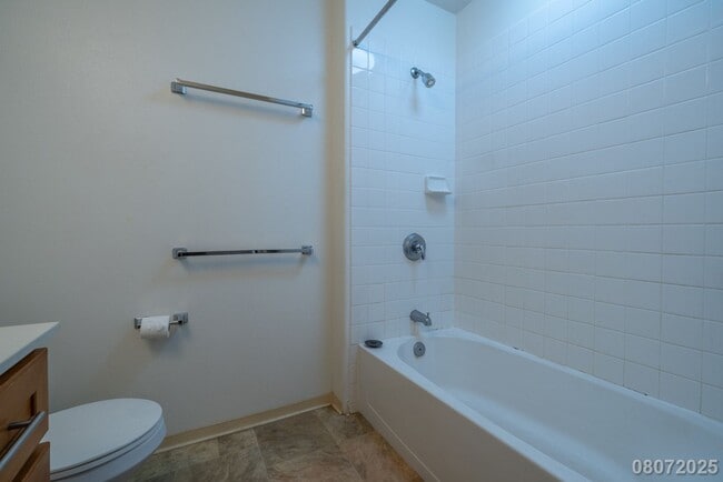 Building Photo - $2200 / 1br - 500ft2 - 1br/1ba/2pkg Townho...