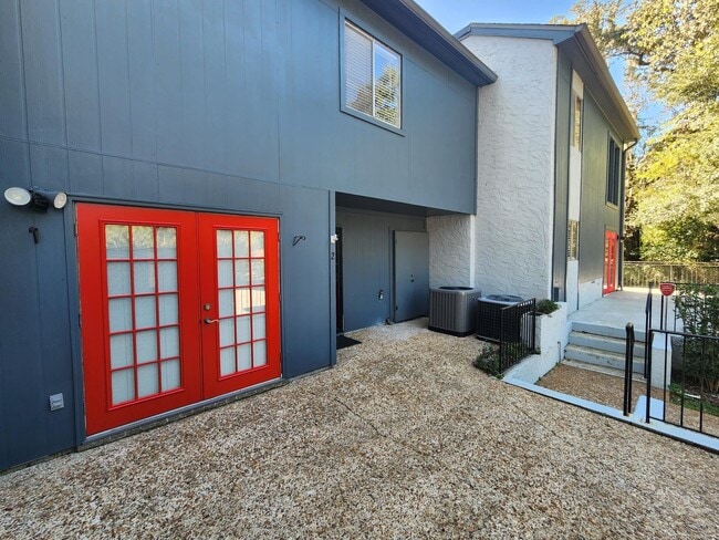 Building Photo - 2949 N Shamrock St