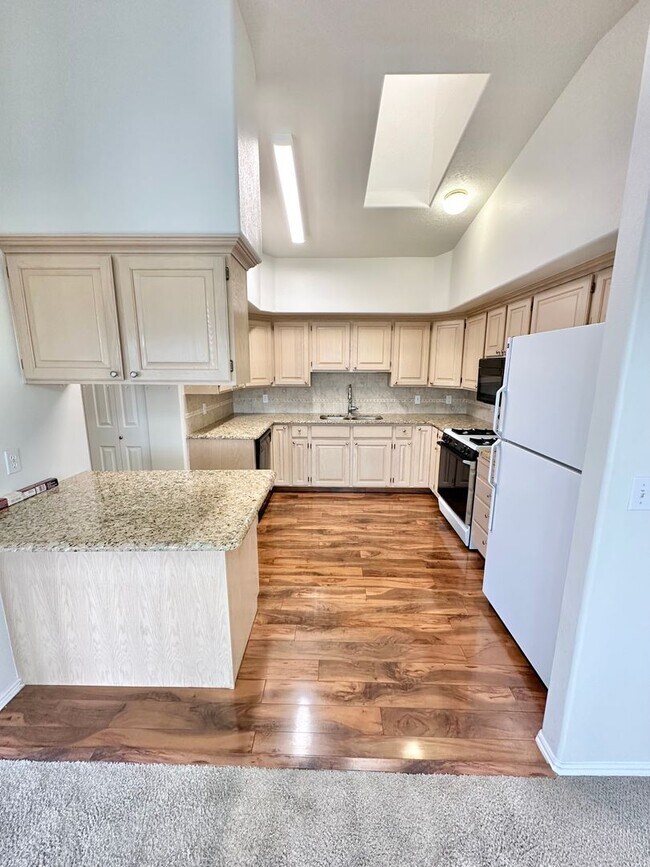 Building Photo - 4 bedrooms plus 2 additional areas. Price Reduced!!