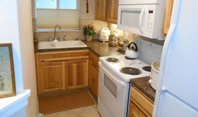 Building Photo - 4 Bedroom Duplex