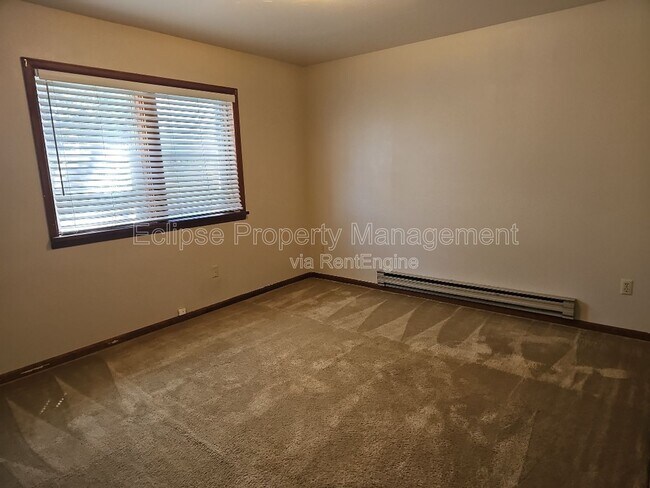 Building Photo - 9 River Dr