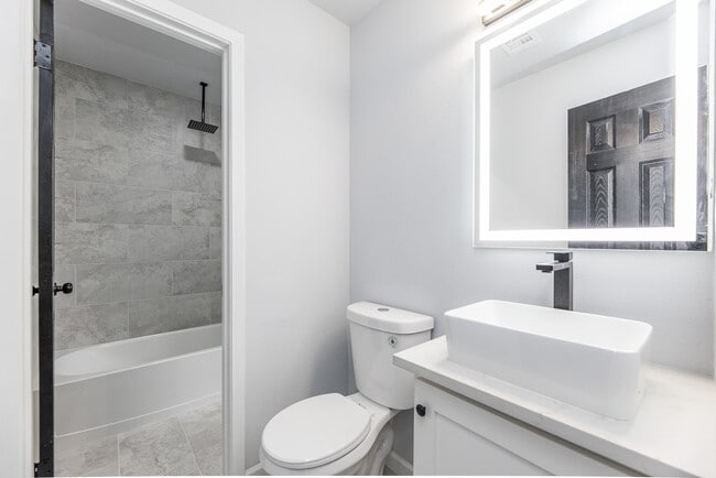 Building Photo - 1109 E Columbia Ln