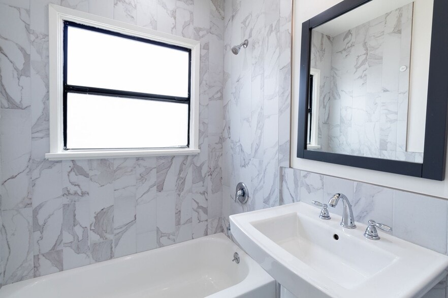 Building Photo - 2104 E Florida St