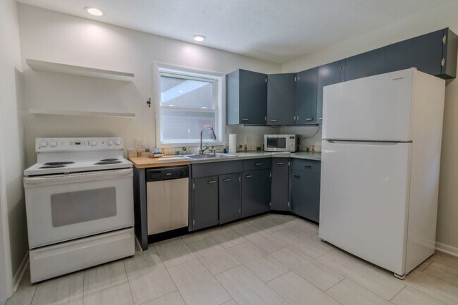Building Photo - The Little Bungalow of Your Dreams Near East Bay! 2BR / 1BA Long-Term Rental