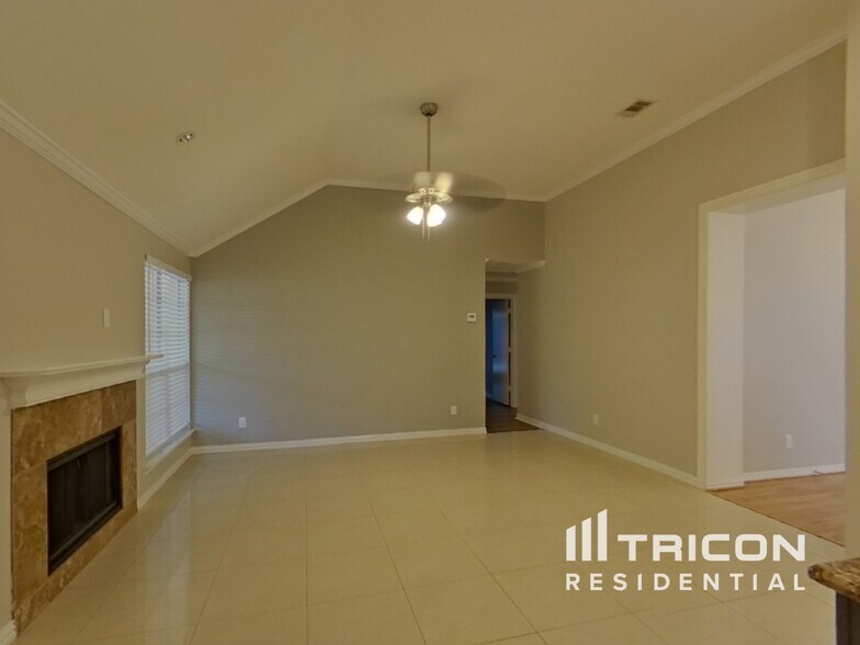 Building Photo - 2708 Hemingway Dr