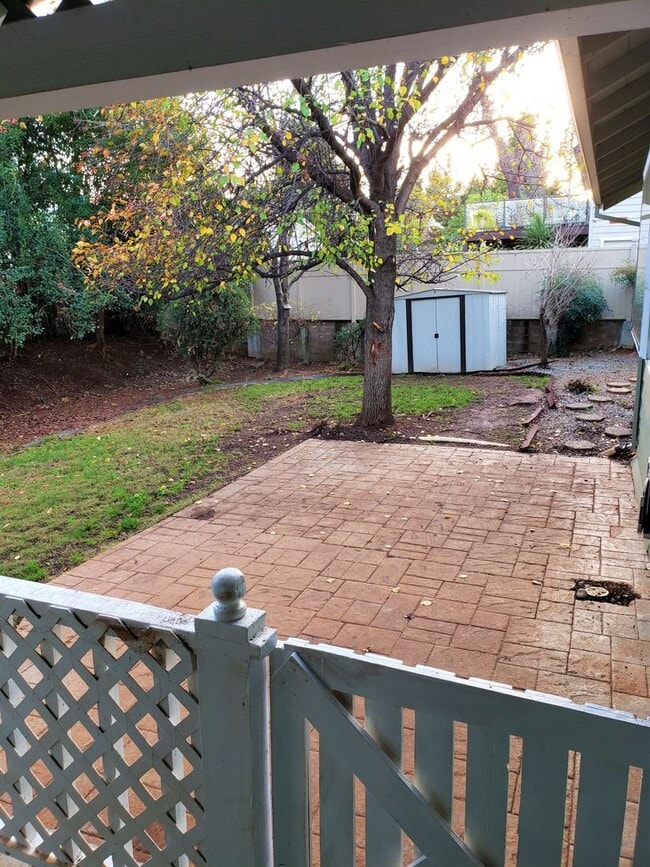 Building Photo - 4 bedroom 2 1/2 bath home in Sunset Oaks