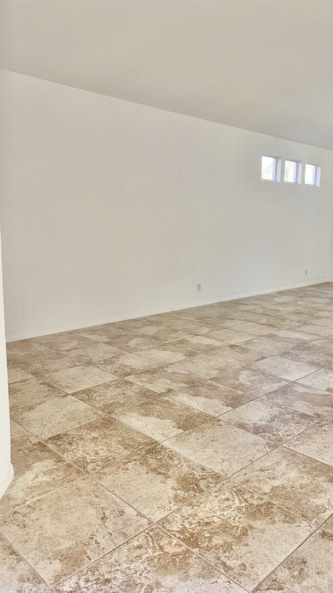 Building Photo - 3 Bedrooms and 2.5 Bathrooms Home on 7th Tee!