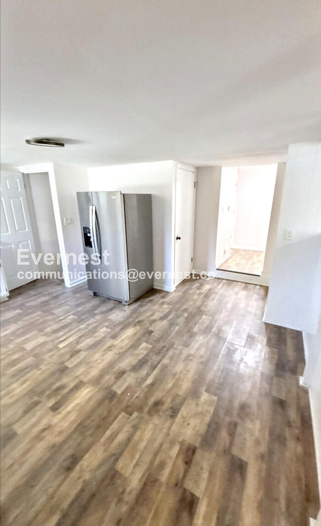 Building Photo - Cozy Charm with Modern Comforts / 3 Bed & 1 Bath / Section 8 Accepted / Available Now!