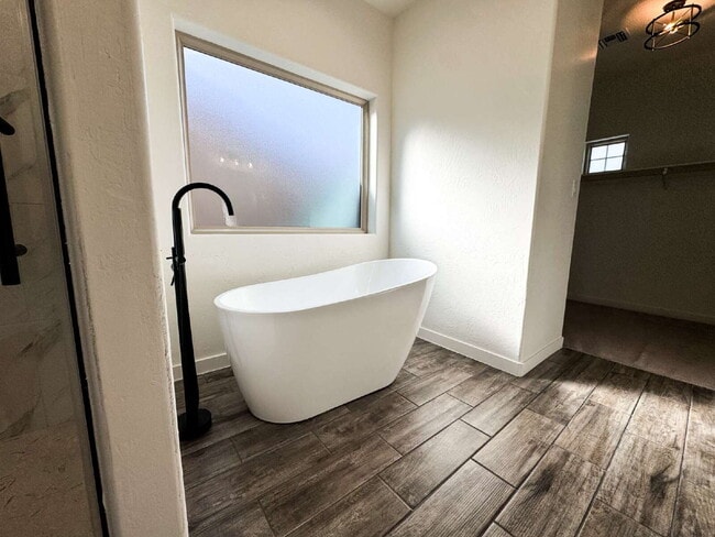 Building Photo - "Spacious 4-Bedroom, 2-Bathroom Home in Yu...