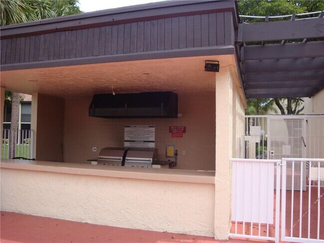 Building Photo - 2035 SW 15th St