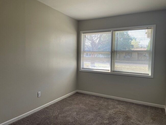 Building Photo - Pre-Leasing 4 bed 2 bath