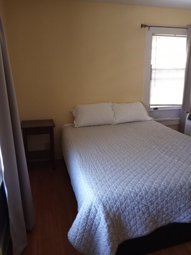 Building Photo - 630 E Holmes St