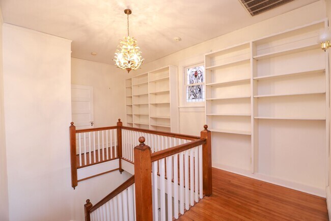 Building Photo - -- AVAILABLE 05/26/2026 -- MUSEUM DISTRICT CHARMER! 2 CAR GARAGE