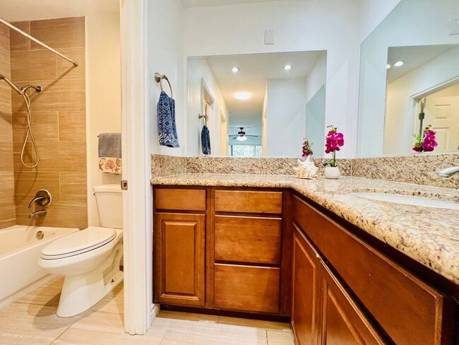 Building Photo - Beautifully Vista Upgraded Upstairs Corner Condo