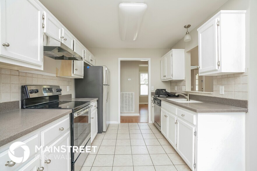 Building Photo - 5416 Roxborough Point