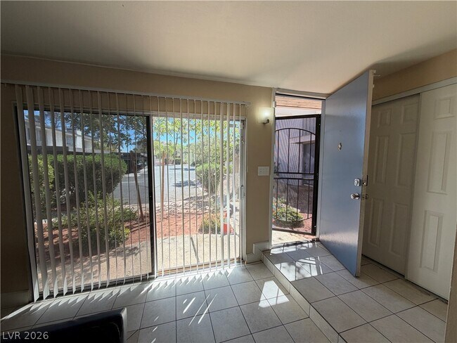 Building Photo - 570 Willow Green Dr