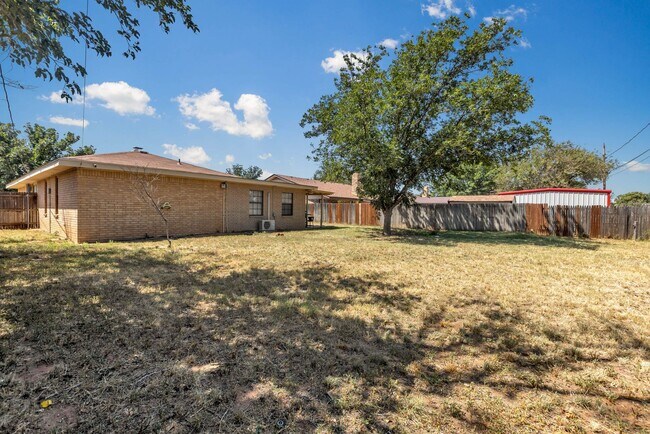 Building Photo - 6935 Amber Dr