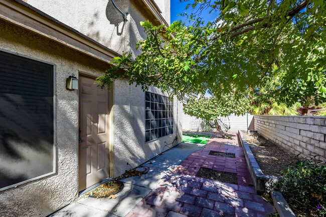 Building Photo - West Las Vegas Home With 1st Floor Primary...