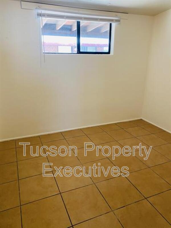 Building Photo - 1654 N Beverly Ave