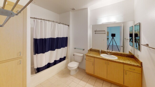 Building Photo - 1 + 1 Stylish Condo in Prime DTLA Location...