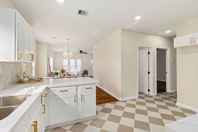 Building Photo - 102 E Val Verde St