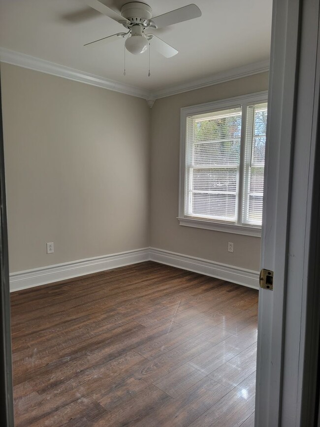 Building Photo - Newly renovated 2 bedroom 1 bath duplex!