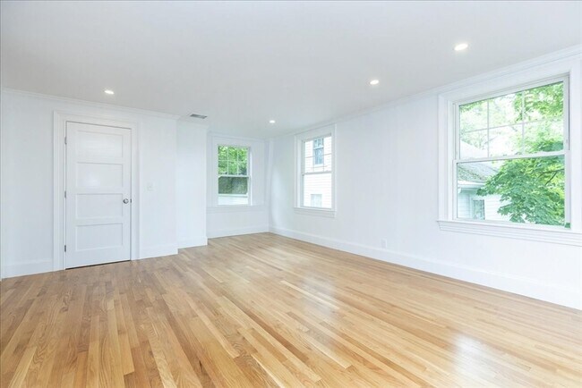 Building Photo - 247 Hale St
