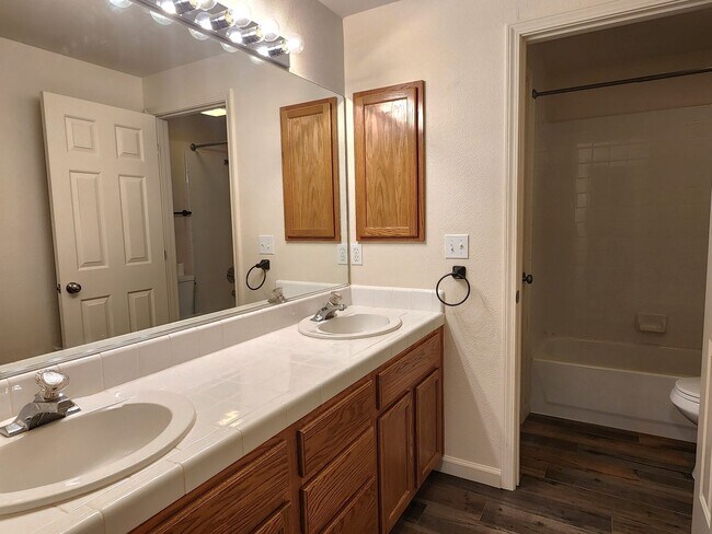 Building Photo - Rent Special $500 off 1st mo's
