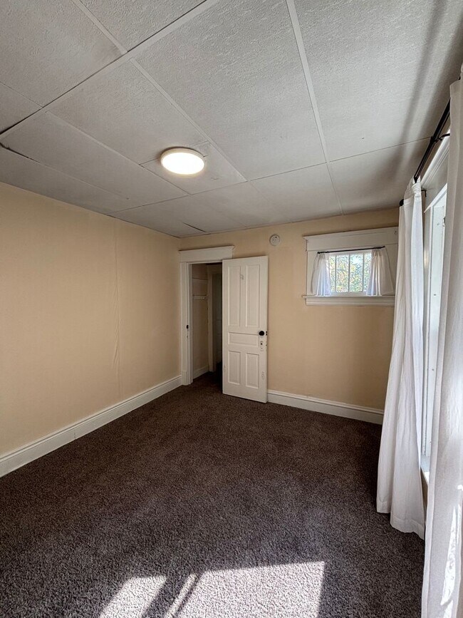 Building Photo - 216 Lafayette Ave NE