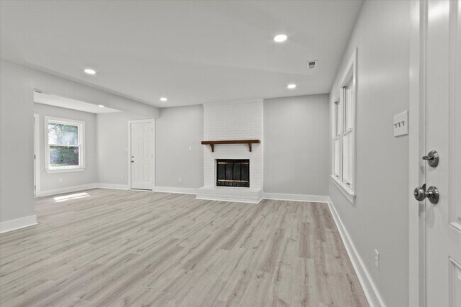 Building Photo - 233 Pine Ridge Rd