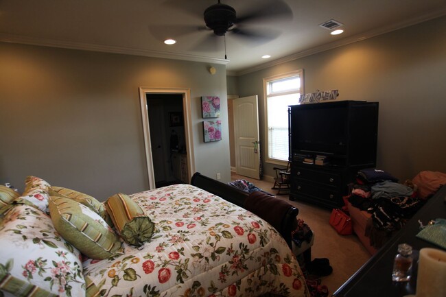 Building Photo - 3 Bed/3.5 Bath Runningvine Townhome Availa...