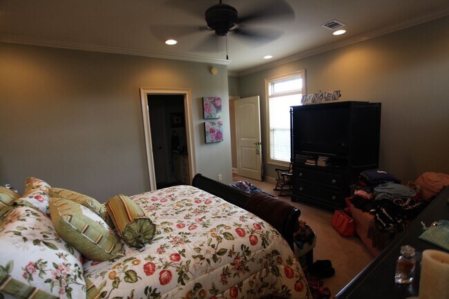 Building Photo - 3 Bed/3.5 Bath Runningvine Townhome Available in August!