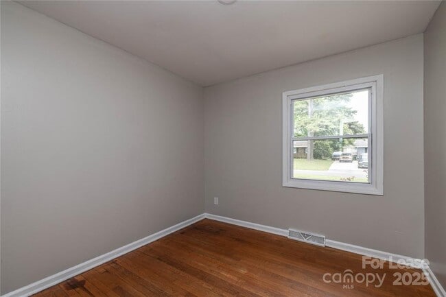 Building Photo - 4438 Gainesborough Rd