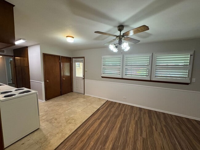 Building Photo - Welcome to this charming 3-bedroom, 1.5-bathroom home with easy access to FT. SAM, BAMC, RANDOLPH...