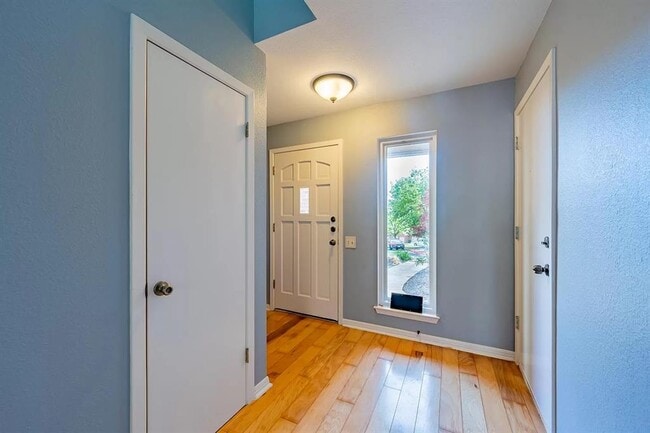 Building Photo - 6616 Mesa Hollow Dr