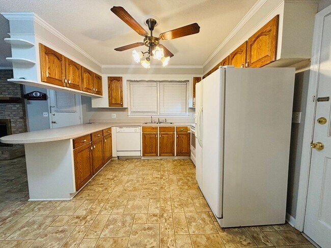 Building Photo - Move-In Ready Ranch in the Heart of Elgin!