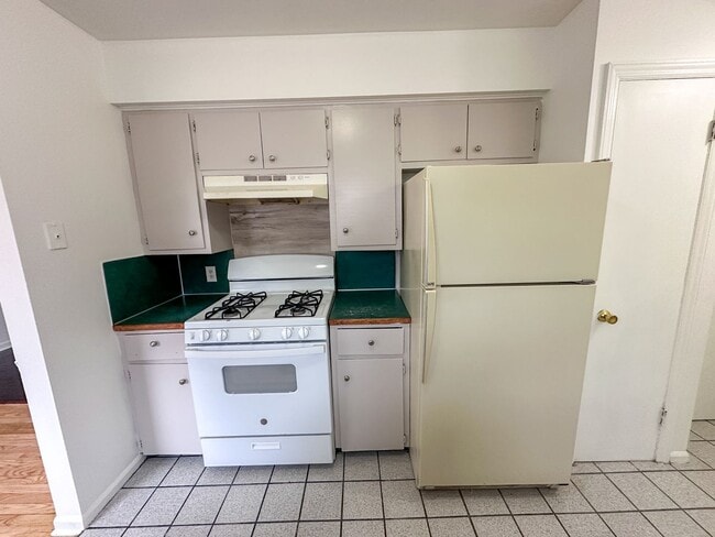 Building Photo - 960-964 Kentwood NE