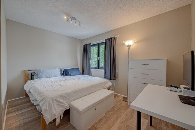 Building Photo - 12042 Mighty Oak Dr