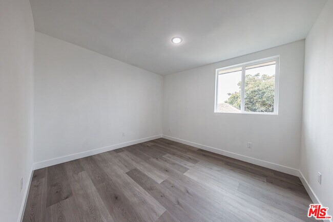 Building Photo - 1617 W 55th St