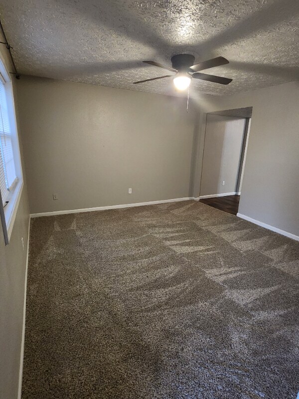 Building Photo - 2BED/1.5-2B15 BATH