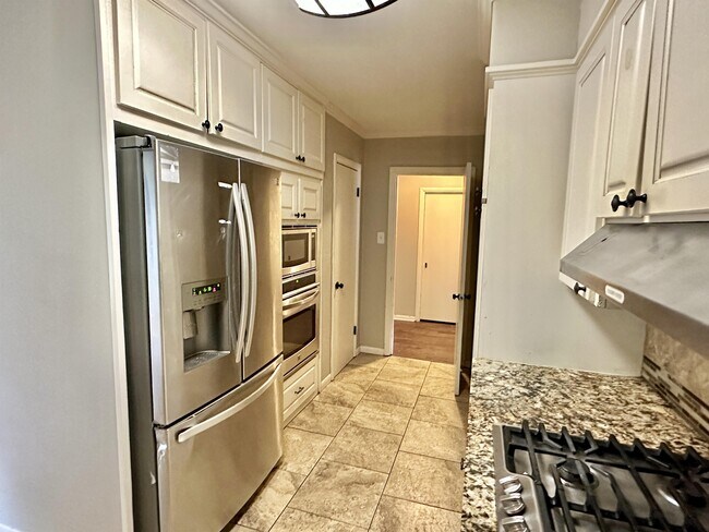 Building Photo - 1926 Laurelwood Dr